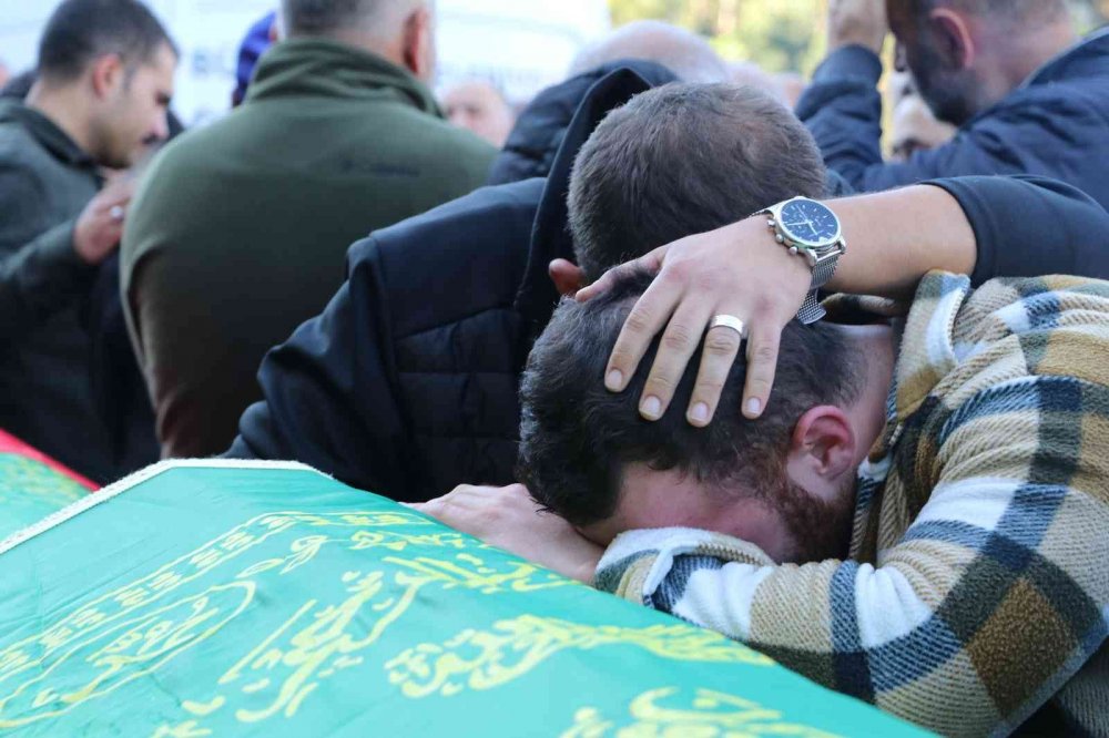 3 kişilik aile gözyaşları içerisinde son yolculuğuna uğurlandı