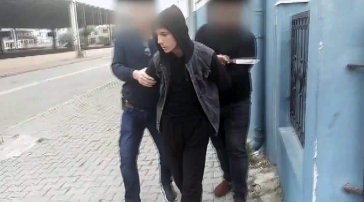 Aynı gün 3 çocuğun paralarını gasbedip, kendisini engellemeye çalışanı bıçakladı