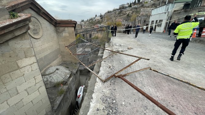 Cami ile istinat duvarı arasına dik şekilde düşen otomobildeki 3 kişi yaralandı