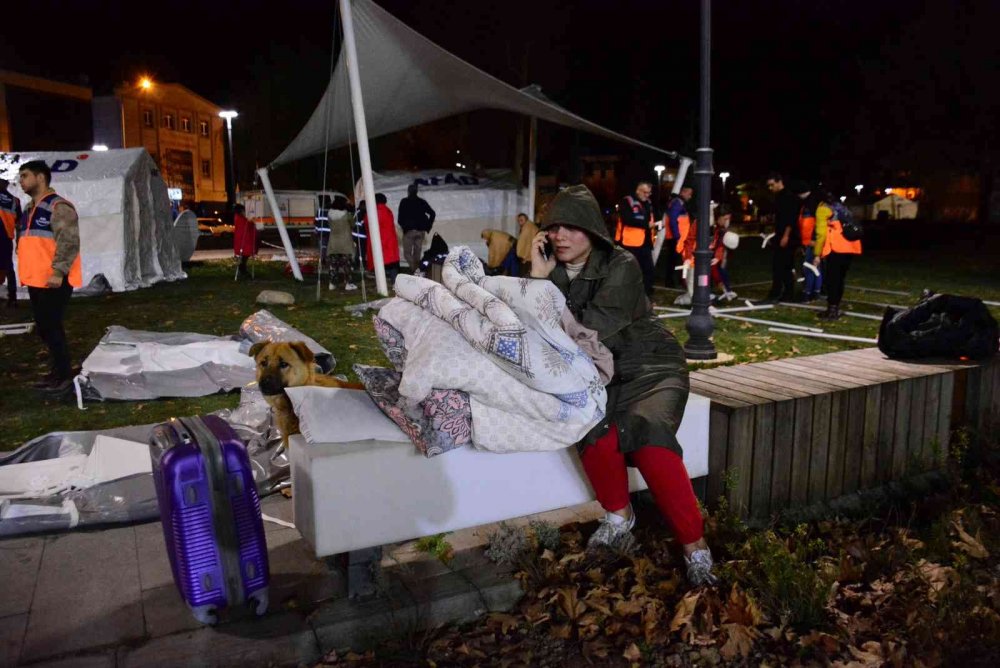 Depremin üstünden 24 saat geçti, korkusu hala sürüyor