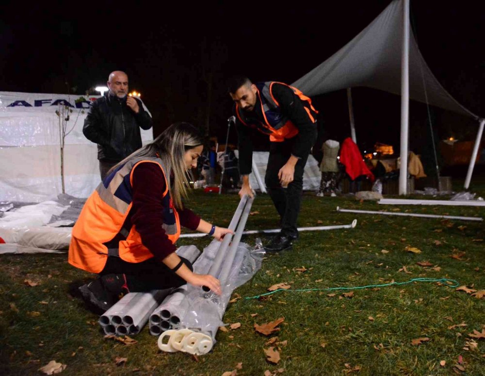 Depremin üstünden 24 saat geçti, korkusu hala sürüyor