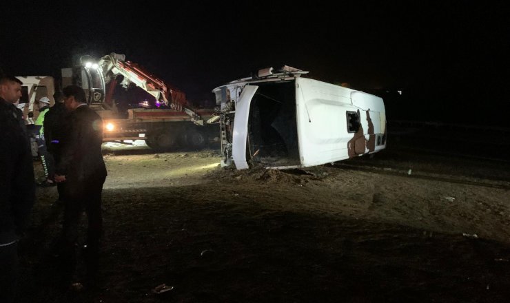Taziye dönüşü polisleri taşıyan otobüs devrildi: 11 güvenlik görevlisi yaralandı