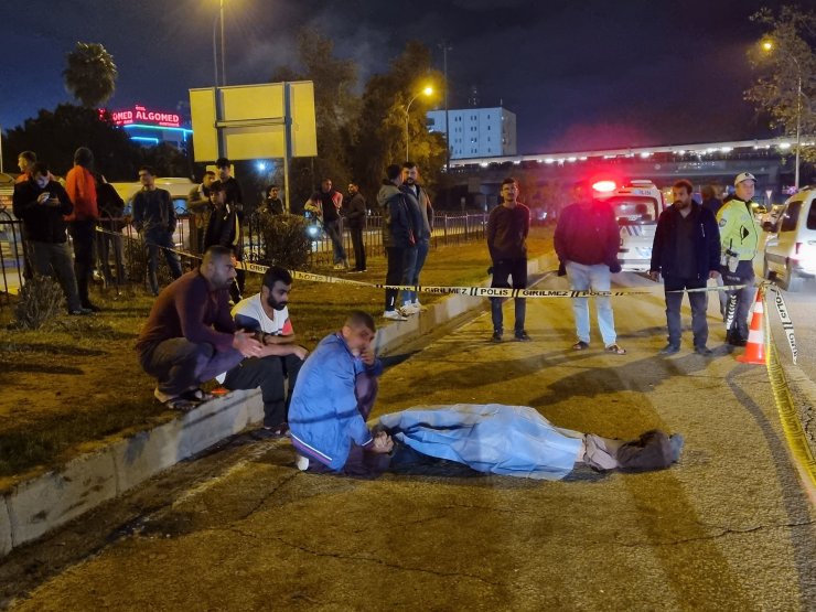 Kazada ölen ağabeyinin elini uzun süre bırakmadı