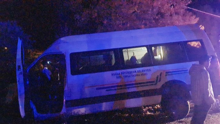 Yolcu midibüsü ile kamyonet çarpıştı: 22 yaralı