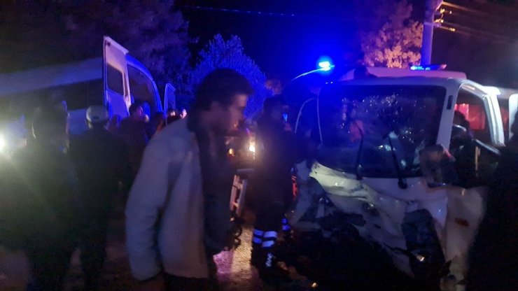 Yolcu midibüsü ile kamyonet çarpıştı: 22 yaralı