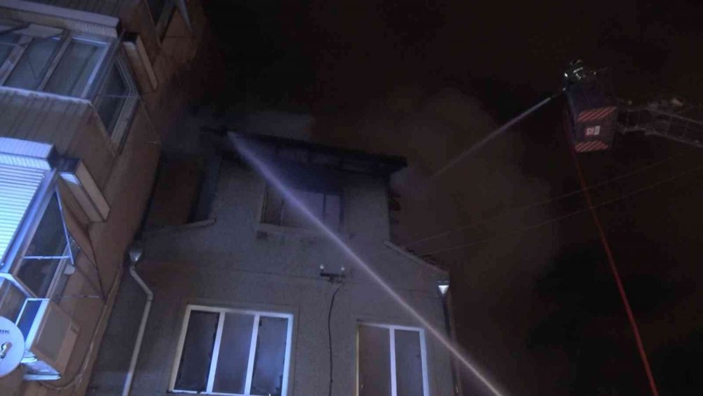 3 katlı müstakil ev alev alev yandı