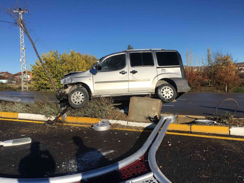 Ağaca çarpan araç asılı kaldı