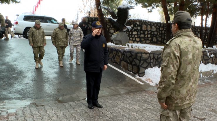 Bakan Akar ve TSK komuta kademesi sınır hattında