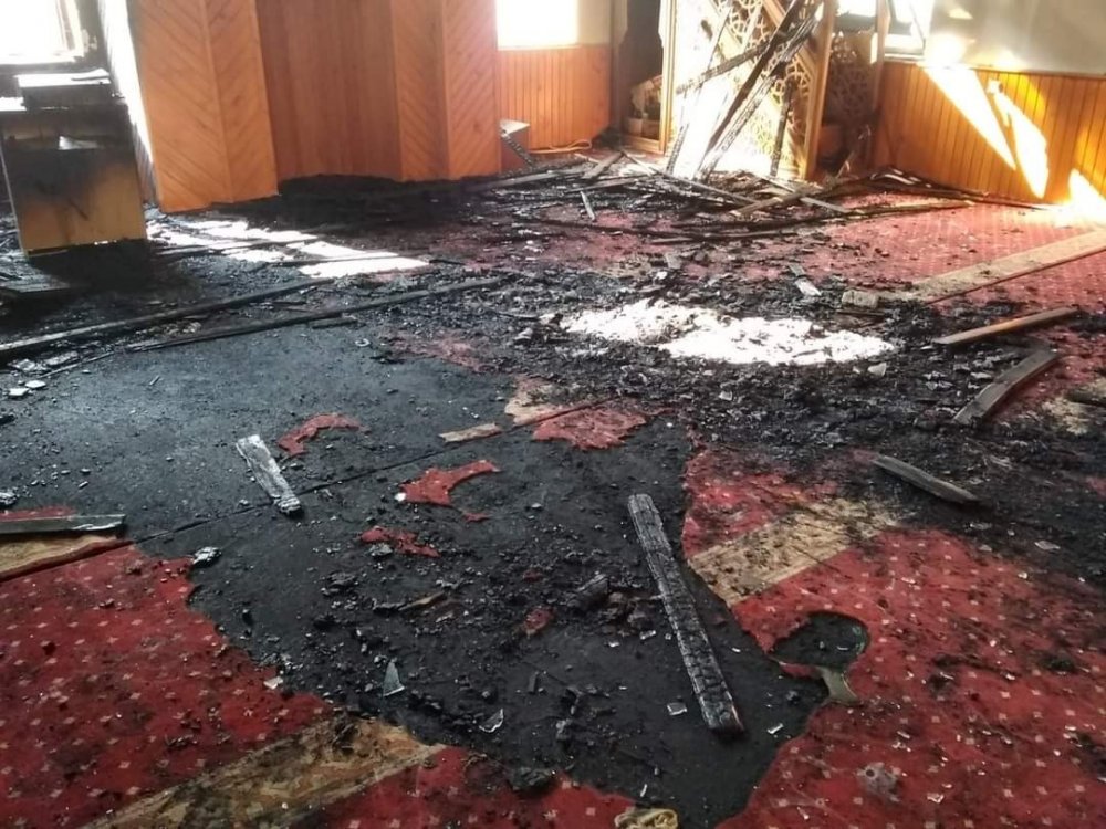 Camideki yangında Kur’an-ı Kerim yanmadı