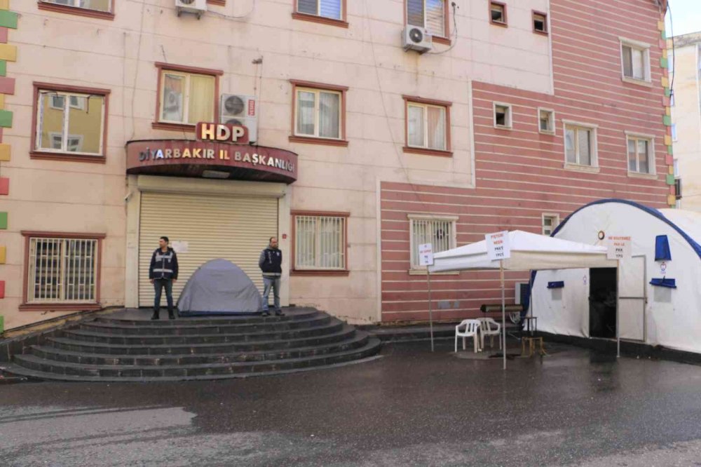 Evlat nöbetindeki şeker hastası anne: “Bu çile bitsin, biz artık yorulduk”