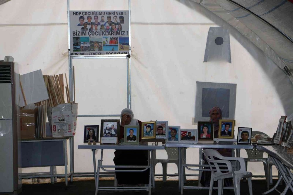 Evlat nöbetindeki şeker hastası anne: “Bu çile bitsin, biz artık yorulduk”