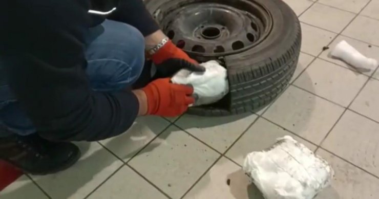 Hafif ticari aracın stepnesinde 6 kilo 465 gram metamfetamin ele geçirildi