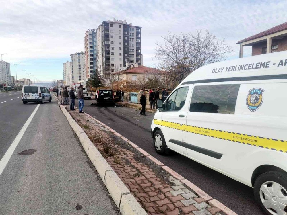 Husumetlisinin aracına çarparak durdurdu, sonra bıçakladı