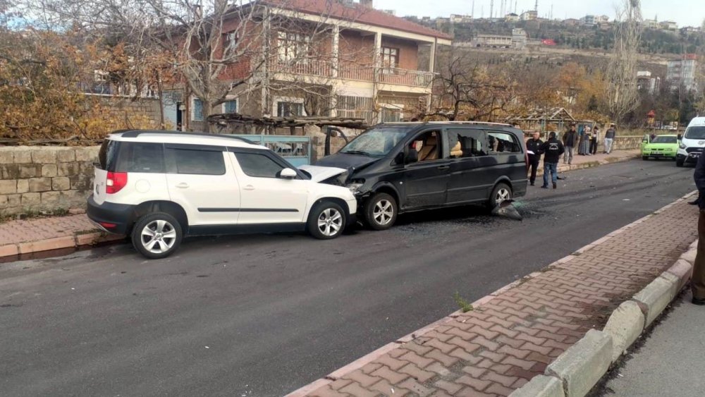 Husumetlisinin aracına çarparak durdurdu, sonra bıçakladı