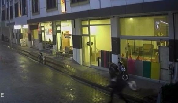 Okuldan dönen çocuğa sokak köpekleri saldırdı