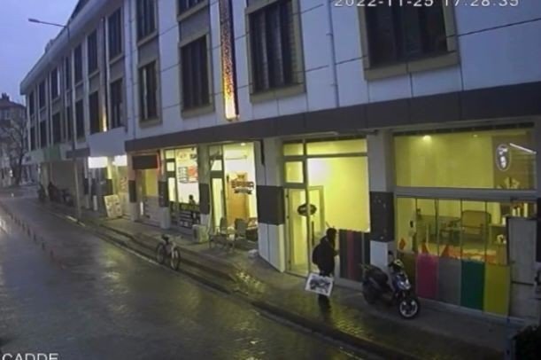 Okuldan dönen çocuğa sokak köpekleri saldırdı