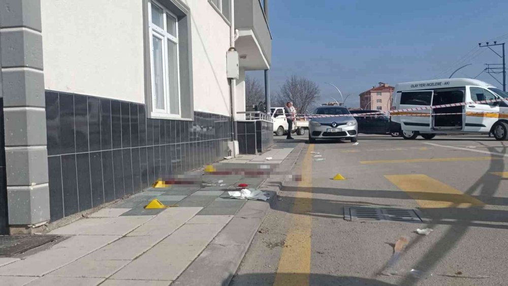 Önce kız arkadaşını öldürdü, sonra intihar etti