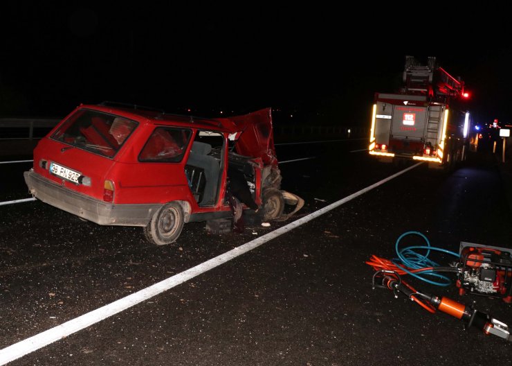 Otomobil iş makinesine çarptı: 1 ölü