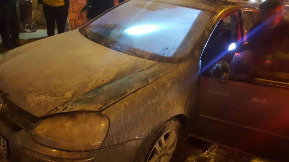 Otomobilde çıkan yangın panikletti