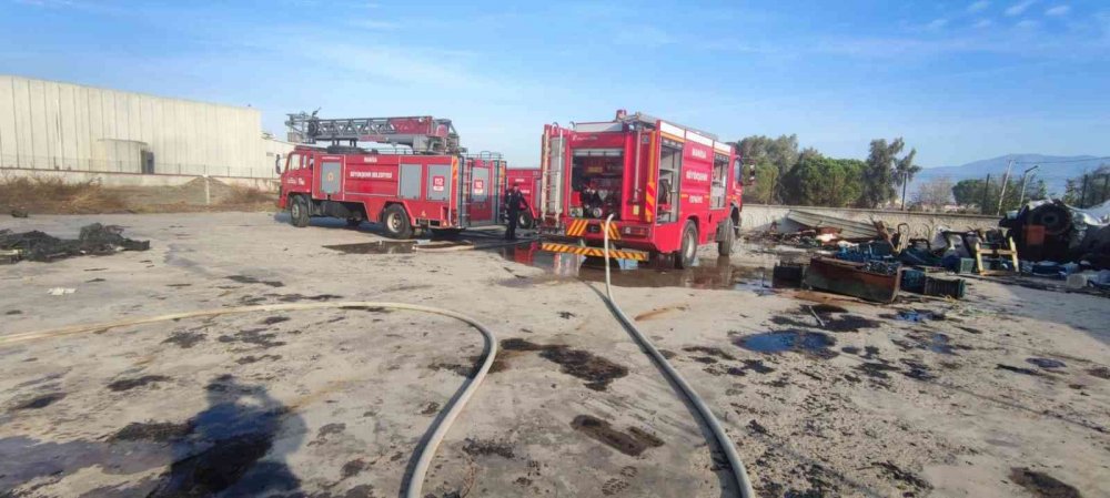 Plastik kasa fabrikasında yangın