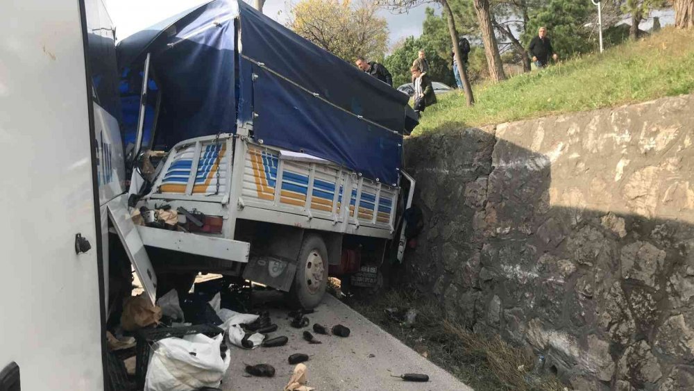 Servis ile kamyonet çarpıştı: 4 yaralı