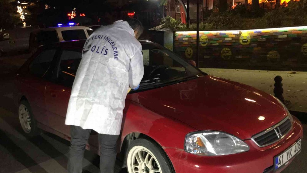 Silahlı kavgada mermi araca isabet etti