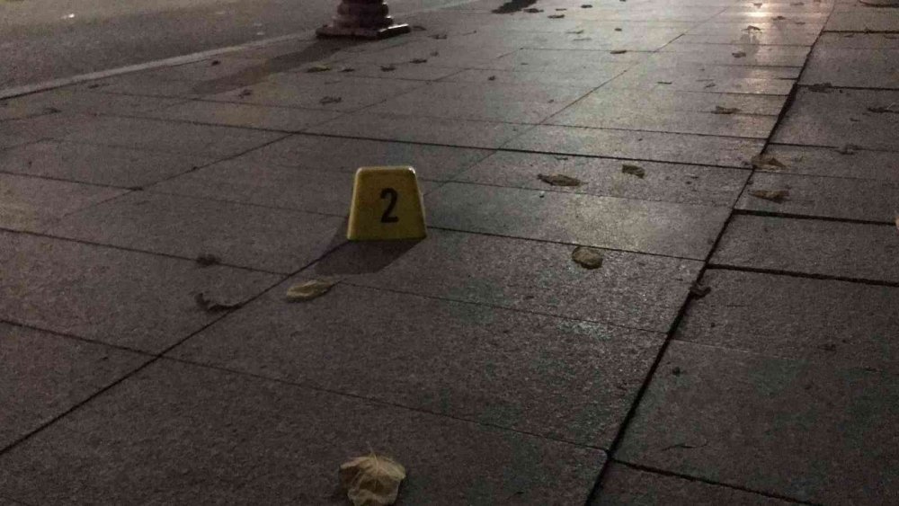 Silahlı kavgada mermi araca isabet etti