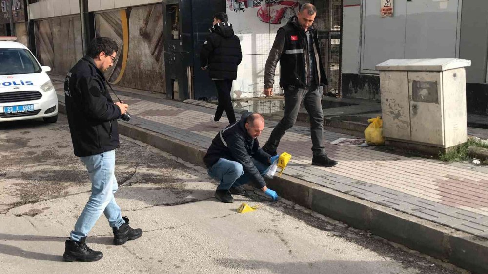 Sokakta otururken pompalı tüfekle saldırıya uğradı