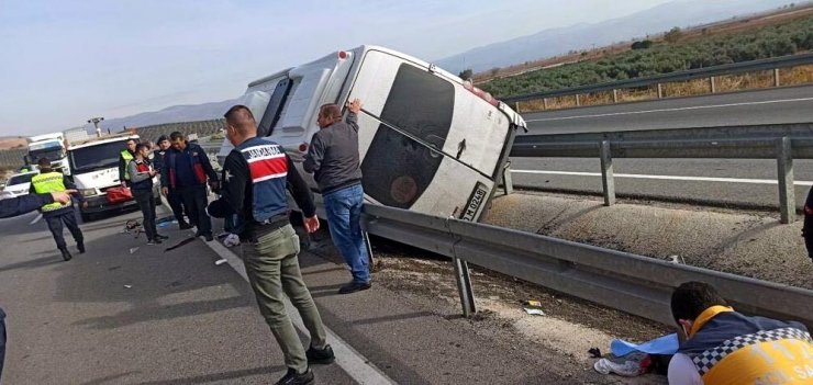 Taraftarları taşıyan minibüs bariyerlere çarptı: 1 ölü, 10 yaralı