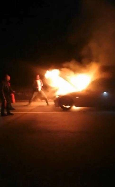 Vatandaşlar yanan otomobil için seferber oldu