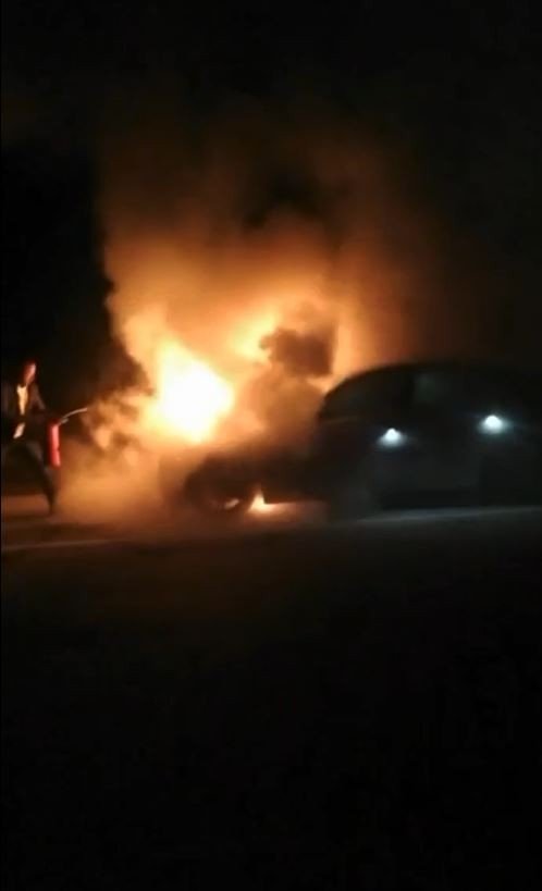 Vatandaşlar yanan otomobil için seferber oldu