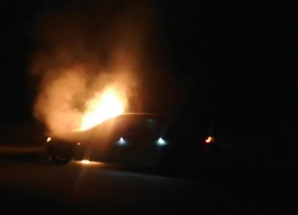 Vatandaşlar yanan otomobil için seferber oldu