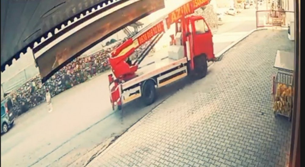 Yük taşıma asansörü kaldırıma çıkarak devrildi