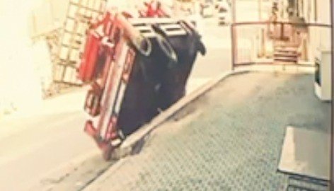 Yük taşıma asansörü kaldırıma çıkarak devrildi