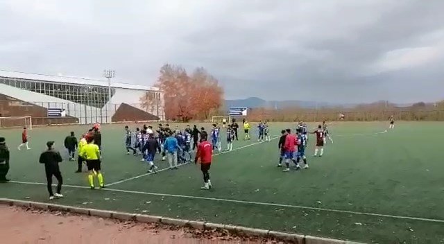 Amatör maçta sahaya atılan davul tokmağı, polisin yüzüne isabet etti