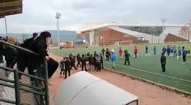 Amatör maçta sahaya atılan davul tokmağı, polisin yüzüne isabet etti