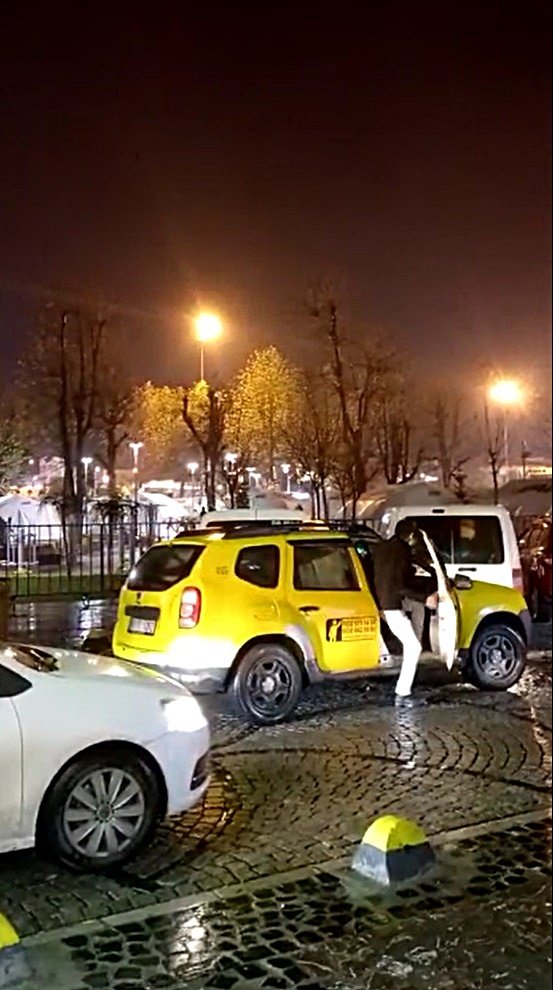 Depremzedelere verilen yardım malzemelerini taksiyle götürdüler