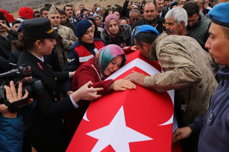 İki kardeşinden şehit ağabeye asker selamı ile veda