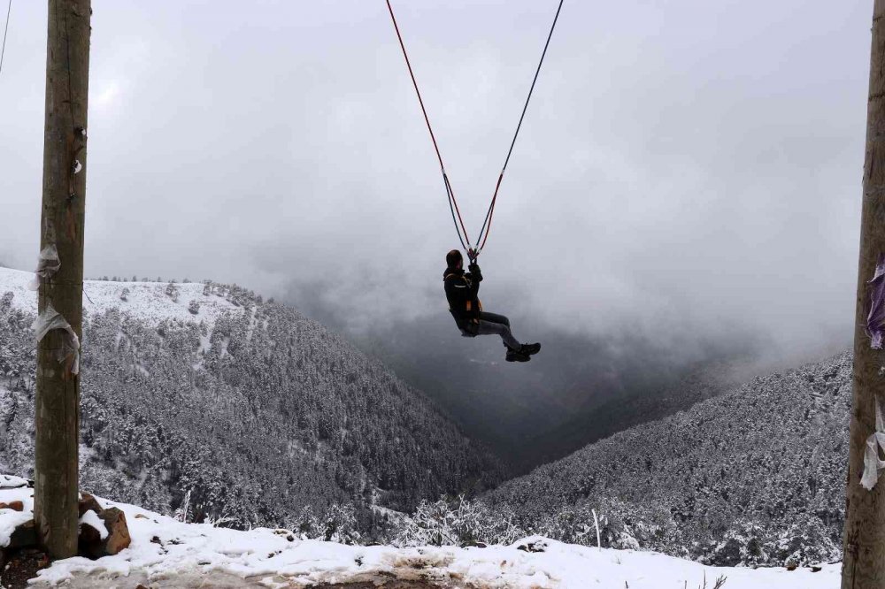 Kar yağışını duyan Zigana Kayak merkezine akın etti