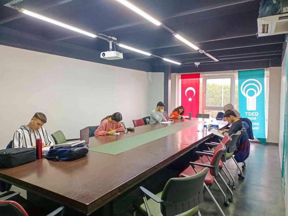 Yunusemre’de kütüphaneler kitapseverlerin uğrak noktası oluyor