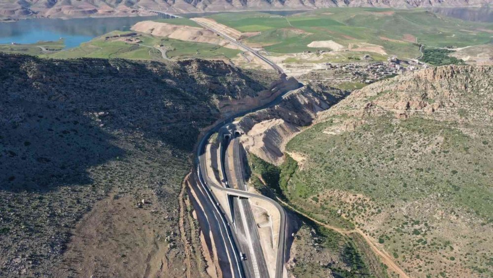 55 günde Eğiste Hadimi Viyadüğü ile birlikte 12 eseri hizmete sunuldu