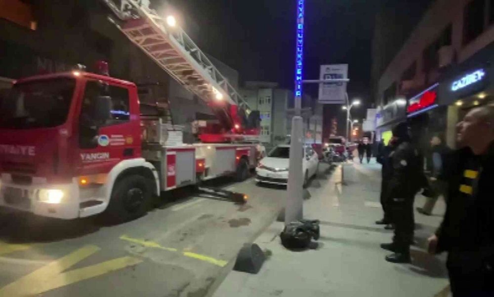 Binanın ikinci katında çıkan yangın paniğe sebep oldu