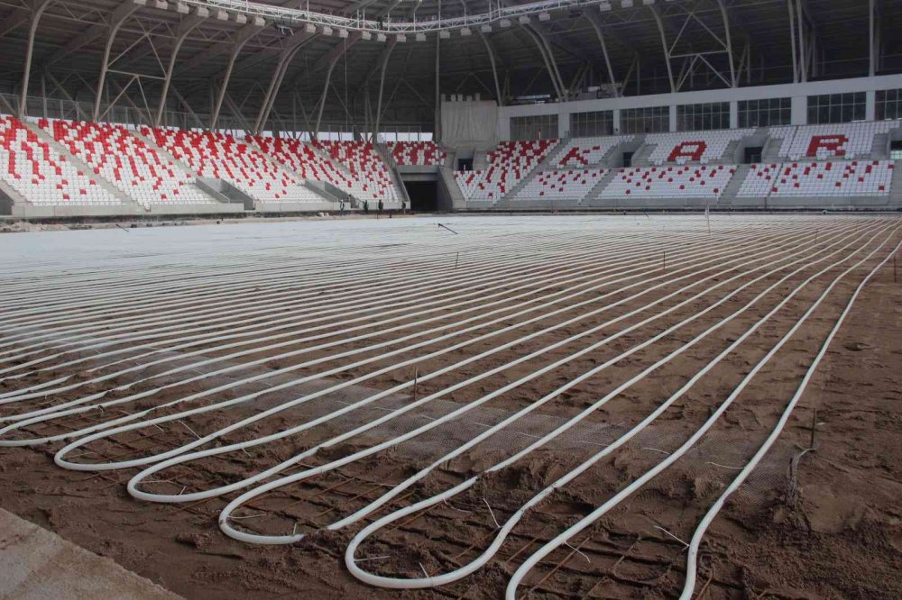 Karaman’da sona yaklaşılan 15 bin kişilik stadyumun kumu Konya'dan