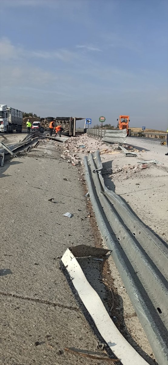 Konya'da TIR bariyerlere çarptı