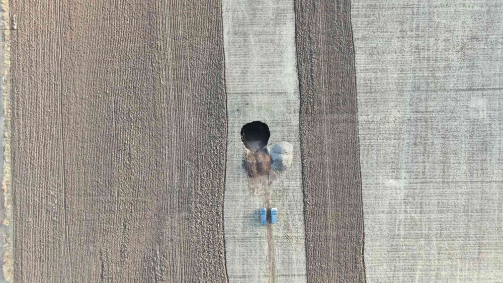 Oluşan obruğun içerisine düşmekten son anda kurtuldu