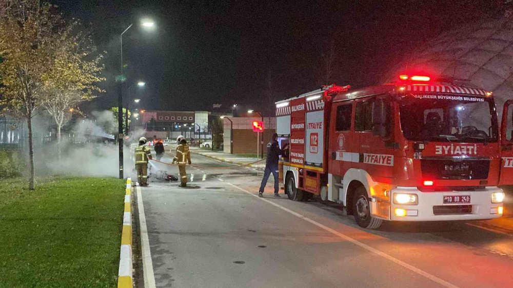 Yanan motoru itfaiye ekipleri söndürdü