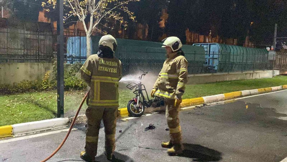 Yanan motoru itfaiye ekipleri söndürdü