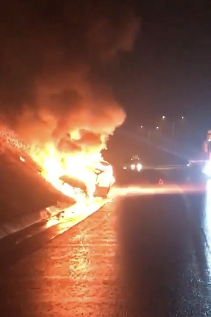 Bursa’da seyir halindeki otomobil alev alev yandı