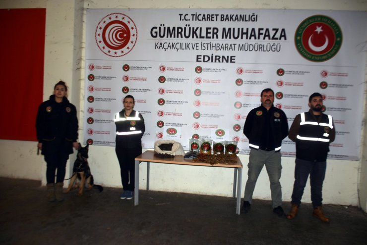 Kapıkule Sınır Kapısı'nda 1 milyon 30 bin lira değerinde trüf mantarı ile kehribar ele geçiril