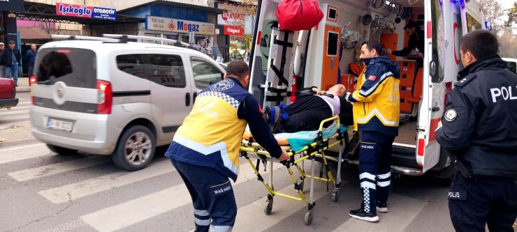 Sokak ortasında tartıştığı eşini bıçakla yaraladı